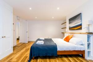 - une chambre avec un lit king-size et une peinture murale dans l'établissement City Apartments - Priory Street, à York