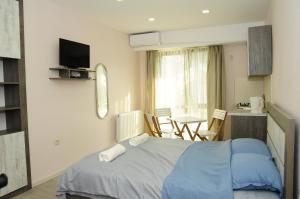מיטה או מיטות בחדר ב-Borjomi Apartments Apart Hotel