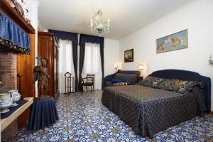 sypialnia z łóżkiem i kanapą w pokoju w obiekcie Ca' Angeli w Wenecji