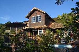 uma casa com uma piscina em frente em Casinha do Up em Conceição do Ibitipoca