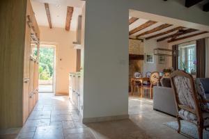 a kitchen and dining room with an open floor plan at Maison du Cèdre in Auriac-du-Périgord