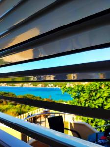 een uitzicht door een raam van een boot bij Villa Vila in Novalja