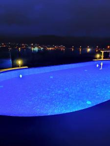 una piscina con vistas al agua por la noche en Villa Vila, en Novalja
