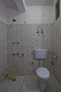 ein Bad mit einem WC und einer Dusche in der Unterkunft Sarthak Resorts-Reside in Nature with Best View, 9 kms from Mall Road Manali in Manali