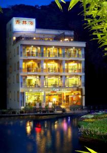 un edificio de hotel con luces en el agua por la noche en Sun Moon Lake Karuizawa Villa, en Yuchi
