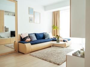 un soggiorno con divano blu e specchio di Comfy Apartment Matei Basarab a Bucarest