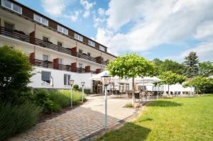 ショッテンにあるAKZENT Hotel Haus Sonnenbergのホテルの中庭を望めます。