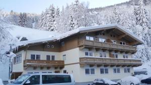 budynek ze śniegiem na górze w obiekcie Haus Dienten w mieście Dienten am Hochkönig