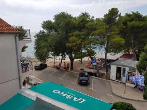 a view of a parking lot with a car dealership at studio apartman Lanterna in Tribunj