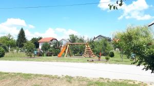 een park met een speeltuin met een glijbaan bij Snow Queen in Rakovica