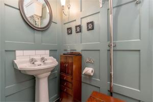 A bathroom at ALTIDO Luxury Old Town Apartment