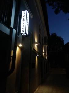 Vila Siago في كلوي نابوكا: علامة على جانب المبنى في الليل