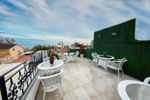 En balkong eller terrasse på Albinas Hotel Old City