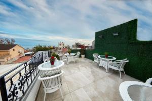 eine Terrasse mit Tischen und Stühlen auf dem Balkon in der Unterkunft Albinas Hotel Old City in Istanbul