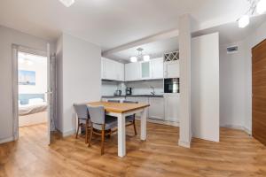 Kuchyňa alebo kuchynka v ubytovaní Apartamenty Cypel Helski
