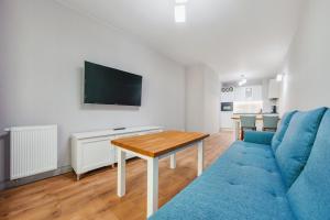 Televízia a/alebo spoločenská miestnosť v ubytovaní Apartamenty Cypel Helski