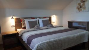 een slaapkamer met een groot bed met 2 verlichting bij Snow Queen in Rakovica