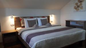 1 dormitorio con 1 cama grande con 2 luces. en Snow Queen, en Rakovica