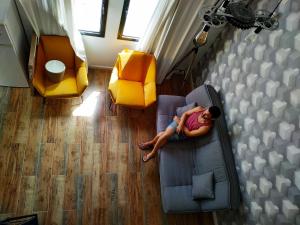 Eine Frau, die auf einer Couch im Wohnzimmer liegt in der Unterkunft Cohen's Jaffa Rooms in Tel Aviv