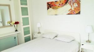 Letto o letti in una camera di Apartments Nicolas - Beach & Sea 10m away - Amazing sea view!