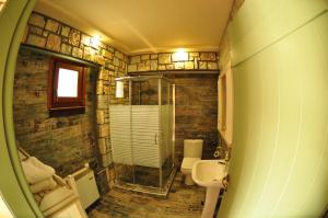 Ένα μπάνιο στο Oreiades Houses +20 φωτογραφίες