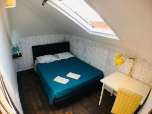 アヴェイロにあるStay In Aveiroの小さなベッドルーム(青いベッド1台、テーブル付)