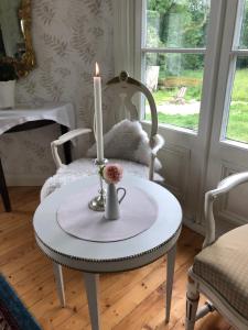 stół z dwoma świecami na krześle w obiekcie Amiralsgården Verstorp w mieście Karlskrona