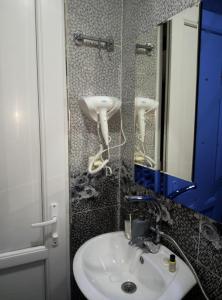 La salle de bains est pourvue d'un lavabo et d'un miroir. dans l'établissement Guesthouse Gera, à Mestia