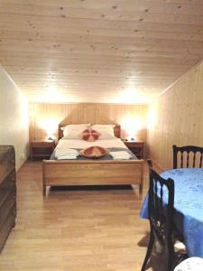 - une chambre dotée d'un lit avec deux beignets dans l'établissement LE CHEMINARD, à Feugarolles