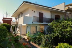 een huis met een balkon en een tuin bij Acqua e Sale Avola in Avola