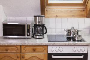 a kitchen counter with a microwave and a stove at Wiesental-Lounge in Steinen