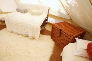 1 habitación con 2 alfombras y 1 cama en una tienda de campaña en Whitecliff Bay Holiday Park, en Bembridge