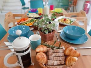 stół z talerzami jedzenia i wypieków w obiekcie Daphne's Club Hotel Apartments w mieście Xylokastron