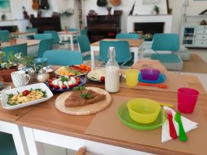 Daphne's Club Hotel Apartments في غزيلوكاسترون: طاولة عليها أطباق من الطعام