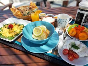 クシロカストロにあるDaphne's Club Hotel Apartmentsのテーブルの上に盛り付けられた朝食用の食材