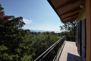 Aussicht vom Balkon eines Hauses in der Unterkunft Villa Ambra in Soiano del Lago