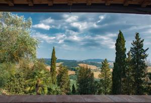 desde la ventana de un jardín con árboles en BB Gli Aristogatti, en Ghizzano