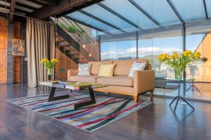 ein Wohnzimmer mit einem Sofa und einem Couchtisch in der Unterkunft Hotel Casa Gardenia in Quito