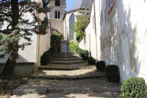 an alley with stairs leading up to a building at Maison 3 chambres 6 pers Enjoy en Champagne Jardin et Parking in Dormans