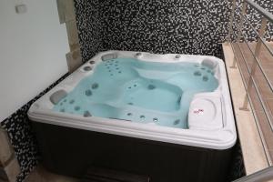 a jacuzzi tub sitting on top of a wall at Hotel Solar do Rebolo in Oliveira do Hospital