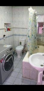 y baño con lavadora y lavamanos. en Zafar Family Guesthouse, en Bukhara