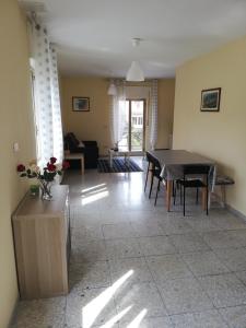 a living room with a table and some chairs at Casa Ester in Castelpetroso +7 photos
