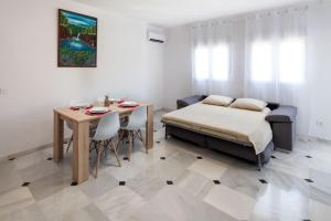 Łóżko lub łóżka w pokoju w obiekcie WintowinRentals All Comforts Málaga Center