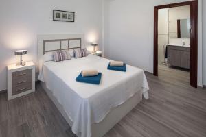 sypialnia z dużym łóżkiem i dwoma ręcznikami na nim w obiekcie WintowinRentals All Comforts Málaga Center w Maladze