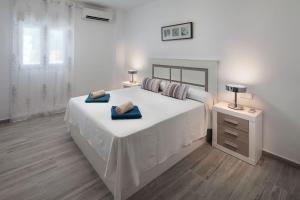 Łóżko lub łóżka w pokoju w obiekcie WintowinRentals All Comforts Málaga Center