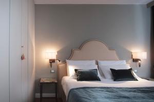 Un dormitorio con una cama grande con dos almohadas. en Residenza Ducato Corte Contarina, en Venecia