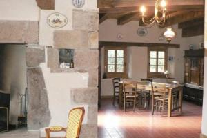 a dining room and kitchen with a table and chairs at Gîte de Kerlouérien Botsorhel in Botsorhel