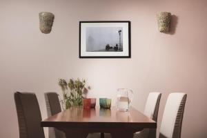 una mesa de madera con sillas y un vaso de agua. en Residenza Ducato Corte Contarina, en Venecia 17 fotos más