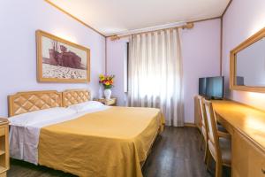 Postel nebo postele na pokoji v ubytování Albergo Italia