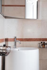 una cocina con fregadero y ventana en Residenza Ducato Corte Contarina, en Venecia